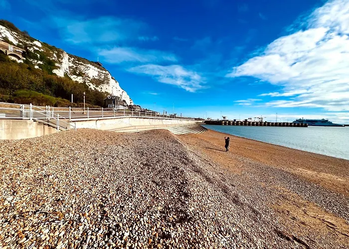 Flat 4 Marine Parade House, 1 East Cliff- Next To Dover Port, White Cliffs, Beach, Castle