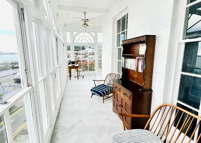 Flat 4 Marine Parade House, 1 East Cliff- Next To Dover Port, White Cliffs, Beach, Castle