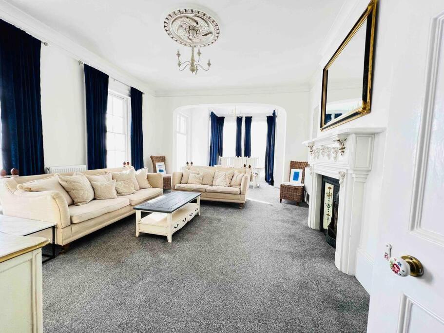 Apartment Flat 4 Marine Parade House, 1 East Cliff- Next To Port, White Cliffs, Beach, Castle