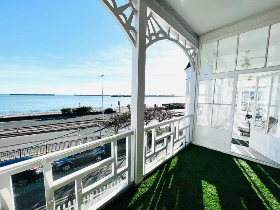 Flat 4 Marine Parade House, 1 East Cliff- Next To Port, White Cliffs, Beach, Castle * Dover
