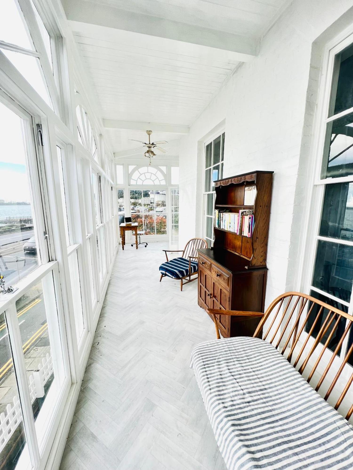 Apartment Flat 4 Marine Parade House, 1 East Cliff- Next To Port, White Cliffs, Beach, Castle